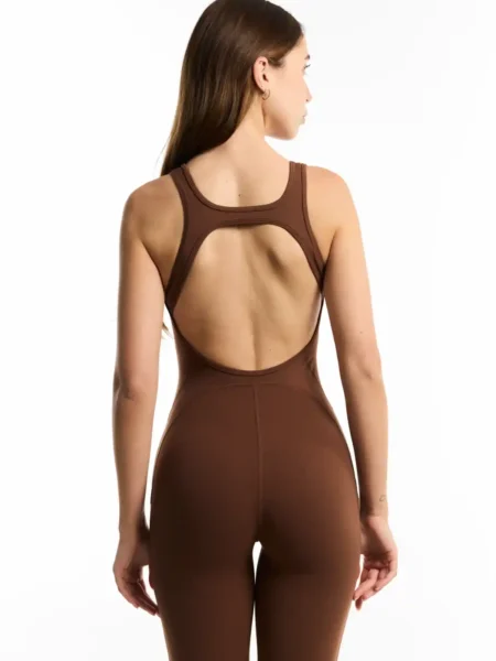 אוברול מחטב עדי (Adi) - Burnt tea coffee brown open back yoga jumpsuit